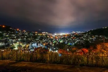 Taman Izumokinrin, tempat yang direkomendasikan di Kota Nagasaki di mana Anda dapat menikmati pemandangan malam dengan pikiran yang tenang bahkan untuk pasangan, keluarga, dan anak-anak.