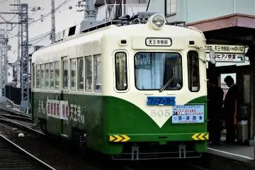Green and white chevron revival on car 505. It was manufactured in 1957 using the state-of-the-art technology at the time. With a lighthouse like front lamp, it takes the concept of high beam to another level. (Photo: <a href="https://www.flickr.com/photos/muzina_shanghai/4291020132" target="_blank" rel="noreferrer noopener nofollow">Muzina Shanghai </a> / <a href="https://creativecommons.org/licenses/by-nc-nd/2.0/" target="_blank" rel="noreferrer noopener nofollow">CC BY-NC-ND 2.0</a>)