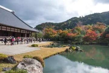 Tenryu-ji Temple makes for a beautiful rendezvous  (Photo: <a href="https://en.japantravel.com/kyoto/tofukuji-blaze-of-glory/16923" target="_blank" rel="noreferrer noopener nofollow">chee hong</a> / <a href="https://creativecommons.org/licenses/by/2.0/" target="_blank" rel="noreferrer noopener nofollow">CC BY 2.0</a>)