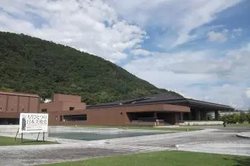 Ready for take-off: next to the museum is the prefectural library