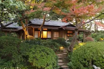 Come for the exhibition, stay for the gardens (Photo: <a href="https://upload.wikimedia.org/wikipedia/commons/e/e7/Tokyo_Metropolitan_Teien_Art_Museum_PB292553.jpg" target="_blank" rel="noreferrer noopener nofollow">Kestrel / CC By SA 4.0</a>)