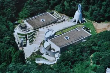 The museum from above (Photo: <a href="https://upload.wikimedia.org/wikipedia/commons/0/02/Taro_Okamoto_Museum3a.jpg" target="_blank" rel="noreferrer noopener nofollow">江戸村のとくぞう / CC By SA 4.0</a>)