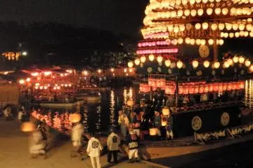 Makiwara boats with lanterns ablaze. (Photo: Aichi Prefecture)