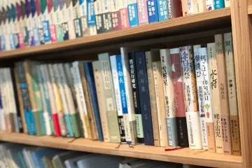 Lots of haiku books, as the owner is a published haiku author!