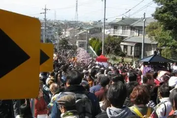 Huge crowds gather to see the huge penis... (Photo: <a href="https://www.flickr.com/photos/41614647@N04/6081013062" target="_blank" rel="noreferrer noopener nofollow">Stefou!</a> / <a href="https://creativecommons.org/licenses/by/2.0/" target="_blank" rel="noreferrer noopener nofollow">CC BY 2.0</a>)