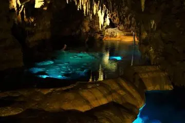 Nearby Gyokusendo Cave is even more beautiful with its blue hues (Photo: <a href="https://www.flickr.com/photos/63122283@N06/44927331052/" target="_blank" rel="noreferrer noopener nofollow">Nelo Hotsuma</a> / <a href="https://creativecommons.org/licenses/by/2.0/" target="_blank" rel="noreferrer noopener nofollow">CC BY 2.0</a>)