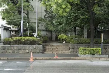 The Masakado-zuka grave site is situated between the concrete monoliths that are are the skyscrapers of the financial district