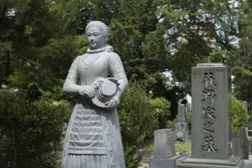 <p>มีหลายหลุมศพที่ออกแบบมาอย่างประณีตงดงาม โดยเฉพาะหลุมศพนี้ที่มีรูปปั้นหญิงงามในชุดสมัยเมจิ</p>