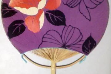 This is a different style of Japanese fan called Uchiwa - they're flat instead of folded. Not as portable, but still useful! (Photo: <a href="https://commons.wikimedia.org/wiki/File:Boushuu_uchiwa.jpg" target="_blank" rel="noreferrer noopener nofollow">Zentoka / CC By SA 3.0</a>)