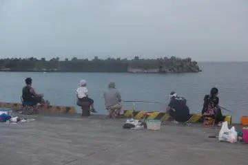 낚시를 즐기는 사람들