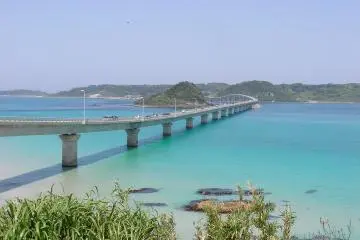 Tsunoshima Bridge is surrounded by stellar views (Photo: <a href="https://commons.wikimedia.org/wiki/File:Tunoshima_sea_side.JPG" target="_blank" rel="noreferrer noopener nofollow">ウランボルグ </a> / <a href="https://creativecommons.org/licenses/by-sa/3.0/deed.en" target="_blank" rel="noreferrer noopener nofollow">CC BY-SA 3.0</a>)