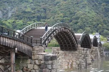 One of Japan's bridge icons - Kintaikyo (Photo: <a href="https://commons.wikimedia.org/wiki/File:Kintaikyo_bridge,_Japan_-_panoramio.jpg" target="_blank" rel="noreferrer noopener nofollow">Kovacs Bela-Hungary </a> / <a href="https://creativecommons.org/licenses/by-sa/3.0/deed.en" target="_blank" rel="noreferrer noopener nofollow">CC BY-SA 3.0</a>)