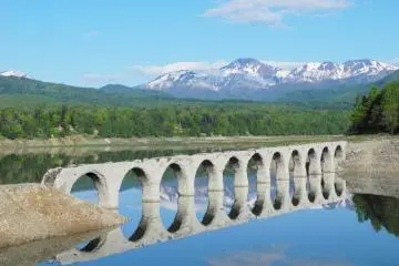 Beautiful reflections (Photo: <a href="https://commons.wikimedia.org/wiki/File:Hokkaido-(Japanese_National_Railway_Shihoro_line)_Taushubetsu_River_Bridge_-m.jpg" target="_blank" rel="noreferrer noopener nofollow">上士幌町 </a> / <a href="https://creativecommons.org/licenses/by-sa/4.0/deed.en" target="_blank" rel="noreferrer noopener nofollow">CC BY-SA 4.0</a>)