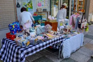 There are various local craft shops set up along the street showcasing the regions reputation for quality hand-made goods
