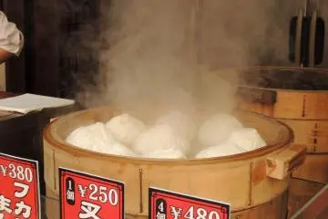 Steaming pork buns (Photo: Shinya Ota/Weekend Walks in Yokohama )