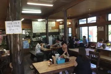 More spacious seating at the Yaedake branch where the noodles are made