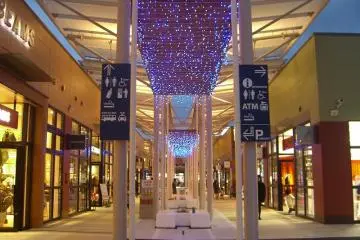 brand-new alley of bran-new shops (Photo: nariko oshiro)