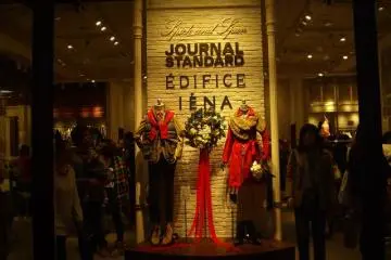 handsome display welcomes the shoppers (Photo: nariko oshiro)