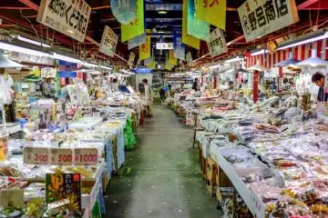 Les rangées de vendeurs proposent les fruits de mer les plus frais de Aomori