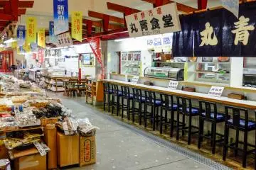 Il y a des restaurants à l'intérieur du marché qui préparent des plats à base de fruits de mer 