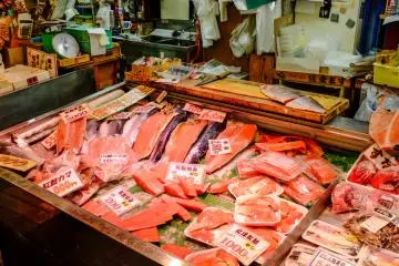 Le saumon est une spécialité du marché Shinsen, vous pouvez l'acheter sous presque toutes les formes