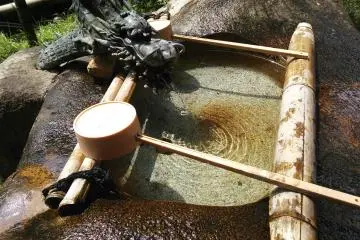 "Tsukubai" สำหรับล้างมือก่อนเข้าวัด