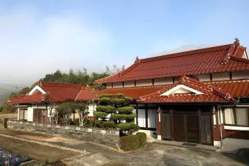 Red tile roof house in Akiragi