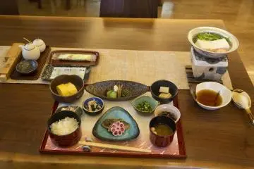 The breakfast changes with the seasons. Here is the summer breakfast.