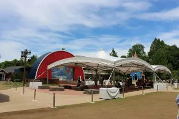 Each day there are live performances by the Moomin characters at the live stage which is located close to the entrance of the theme park. 