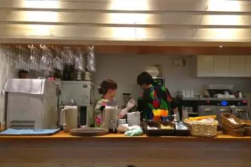실내.하와이안셔츠를 입은 점원들.
