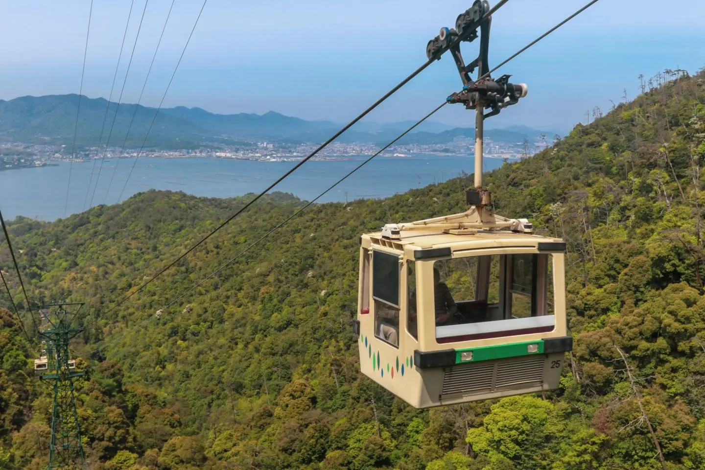 미센산 정상으로 가는 로프웨이 (저작권: alonanola / Shutterstock.com)