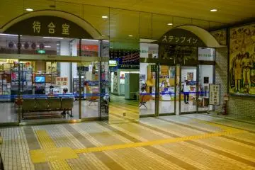 <p>ห้องนั่งรอและศูนย์ข้อมูลในสถานีชิน-ฮานามากิ</p>