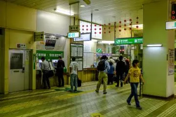 <p>สถานีมีขนาดเล็กและจะพลุกพล่านเมื่อรถไฟชินคันเซนมาถึง</p>
