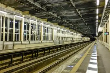 <p>ชานชาลาชินคันเซนค่อนข้างเล็ก</p>