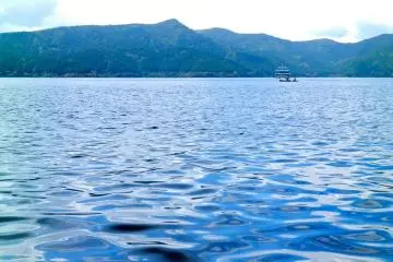 Lake Ashinoko is beautiful and peaceful.