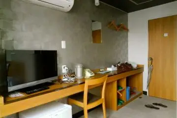 <p>โต๊ะทำงานตัวยาวและเก็นคัน</p>