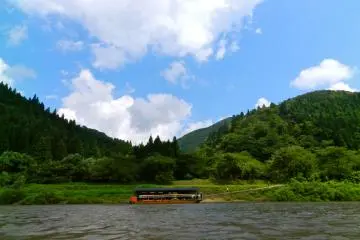 ทิวทัศน์สวยงามรอบตัวเราทั้งสองฝั่ง