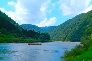 เรือโดดเดี่ยวแล่นผ่านภูเขา