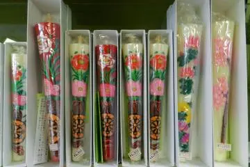 <p>Lilin tersedia dalam berbagai bentuk dan ukuran.</p>