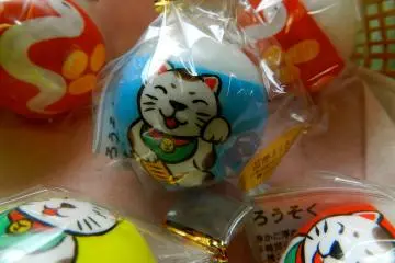 <p>Ada berbagai jenis gambar yang tersedia, termasuk maneki neko yang cantik ini.</p>