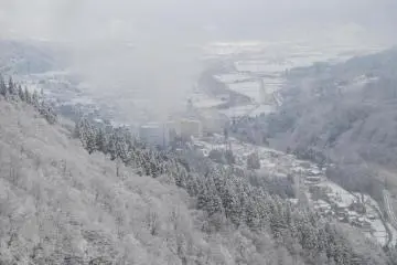 <p>Pemandangan Yuzawa Onsen dari puncak pegunungan.</p>