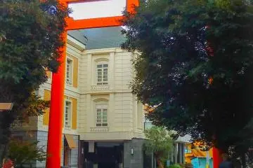 The kaikan seen through the torii before work started. 