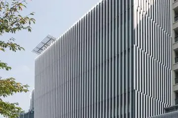 The Suntory Museum of Art has white ceramic accents on the exterior (Photo: <a href="https://commons.wikimedia.org/wiki/File:Tokyo-Midtown-Suntory-Museum-of-Art-01.jpg" target="_blank" rel="noreferrer noopener nofollow">Rs1421</a> / <a href="https://creativecommons.org/licenses/by-sa/3.0/deed.en" target="_blank" rel="noreferrer noopener nofollow">CC BY-SA 3.0</a>)