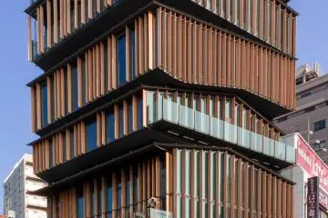 The Asakusa Tourism and Culture Center has a unique style, with stacked wooden accents (Photo: <a href="https://en.wikipedia.org/wiki/File:Asakusa_Culture_Tourism_Center.JPG" target="_blank" rel="noreferrer noopener nofollow">Kakidai</a> / <a href="https://creativecommons.org/licenses/by-sa/3.0/deed.en" target="_blank" rel="noreferrer noopener nofollow">CC BY-SA 3.0</a>)