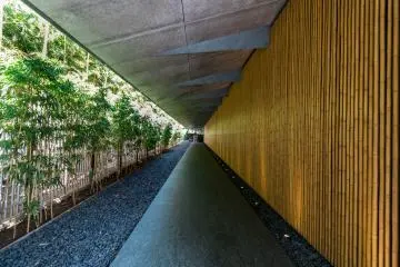 Nezu Museum's large roof and vertical wall accents were intended to make visitors feel like they were entering somewhere special (Photo: <a href="https://commons.wikimedia.org/wiki/File:2018_Nezu_Museum_2.jpg" target="_blank" rel="noreferrer noopener nofollow">Kakidai</a> / <a href="https://creativecommons.org/licenses/by-sa/4.0/deed.en" target="_blank" rel="noreferrer noopener nofollow">CC BY-SA 4.0</a>)