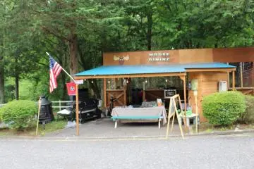 At Moose you can also rent this party house. They also host seasonal dinners here, for example Thanksgiving and Christmas dinners. You can book to have a barbecue made for you too.