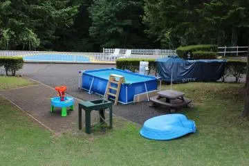 In summer, for smaller children who may not want to use the large pool, there is a smaller pool and water play area. 