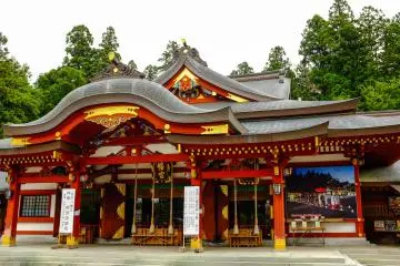 ศาลาใหญ่อันสวยงามซึ่งเป็นมาตรฐานของศาลเจ้าฮาชิมันทุกแห่ง