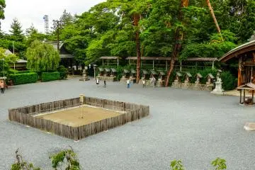 ลานหินขนาดใหญ่ที่ฐานของบันได