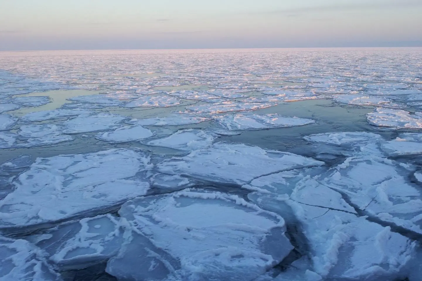 Drift ice off the coast of Mombetsu, Hokkaido (Photo: usui.mobile / CC BY-SA 3.0)